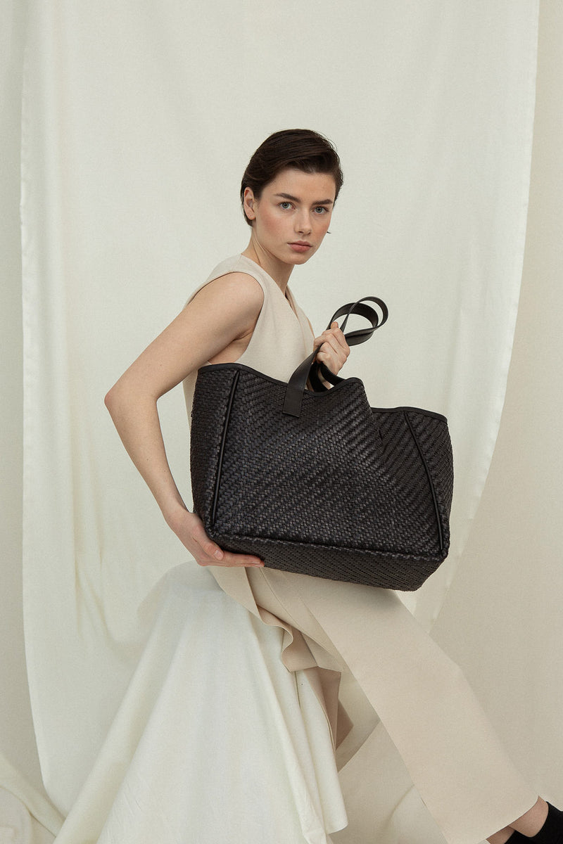 Cala Jade leather shopper bag on model