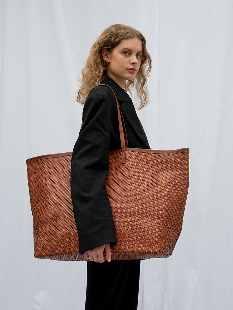Cala Jade large shopper bag on model