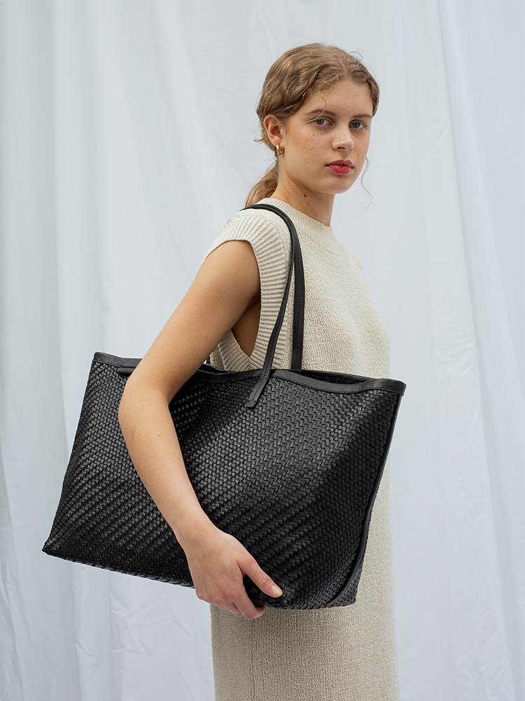 Cala Jade medium black leather shopper bag in model