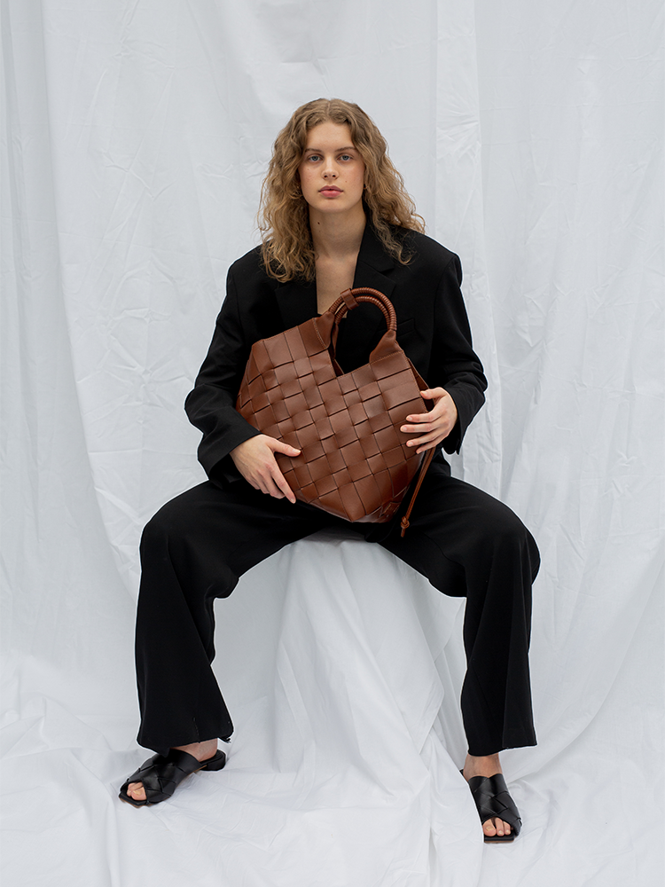 Cala Jade Misu L Nutmeg shoulder bag on model